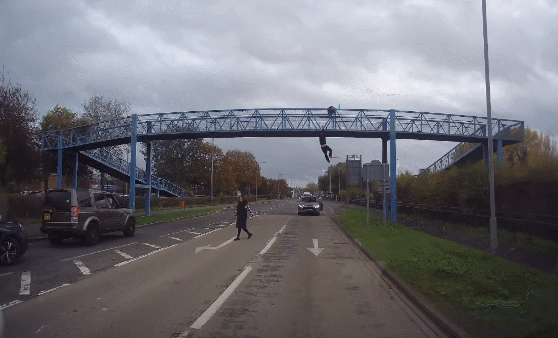 영국 팝스타 맷 존슨이 육교 난간에 매달려 위험천만한 상황에 처한 남성을 구조해 화제다. /영상=맷 존슨 인스타그램