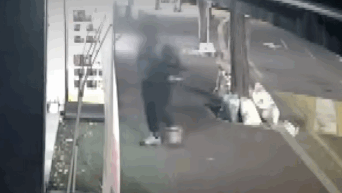 한 중년 남성이 가게 앞에 놓인 새벽 배송 보냉백에서 닭다리살을 훔쳐 가는 CCTV 영상이 공개돼 논란이다. /사진=JTBC '사건반장' 캡처