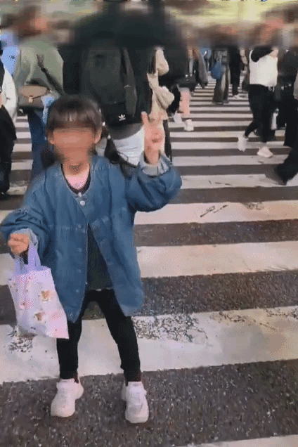 일본 도쿄 시부야 거리에서 한 성인 여성이 사진 촬영 중인 어린이 관광객을 몸으로 강하게 밀어 넘어뜨리는 모습. /사진=온라인 커뮤니티 갈무리