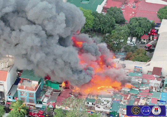 지난 25일(현지시간) 필리핀 마닐라 인트라무로스의 주거 밀집 지역에서 주택 최소 300채가 불에 타는 화재가 발생했다. /사진=마닐라 재난위험감축관리사무소(DRRMO) 페이스북