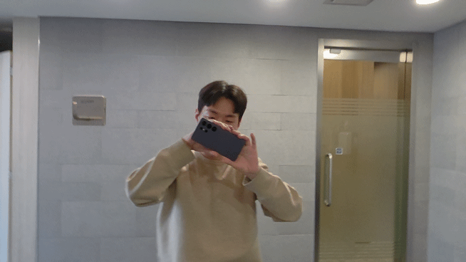 슈퍼스테디 기능을 사용하면 휴대폰을 360도 돌려도 수평이 유지된 동영상을 촬영할 수 있다./영상=이찬종 기자