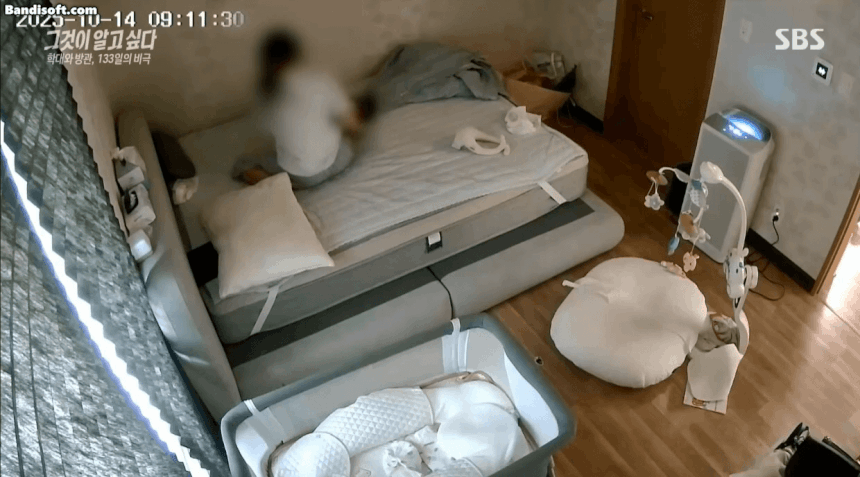 지난해 10월 전남 여수시 자택에서 생후 4개월 된 아들을 학대하는 친모 A씨 모습./영상= SBS '그것이 알고 싶다'