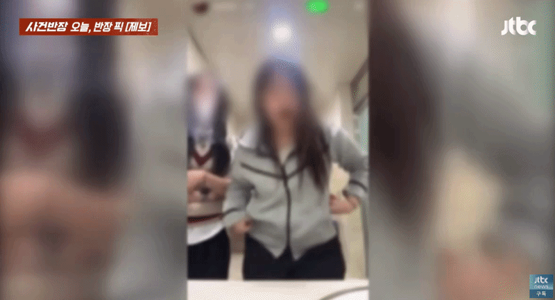 남녀 고등학생들이 학교 내부 복도에서 보란 듯 흡연하는 영상이 공개돼 논란이다. /사진=JTBC '사건반장' 캡처