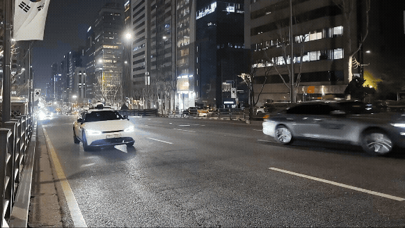 카카오모빌리티의 서울자율차가 23일 서울시 강남구 일대를 주행 중이다/사진제공=카카오모빌리티