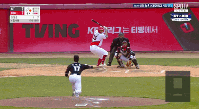 KT Lee Kang-min catches Cho Dae-hyun's throw in the bottom of the sixth inning against Gwangju KIA on the 14th to prevent Park Jung-woo from stealing second base. /Photo=Courtesy of TVING 