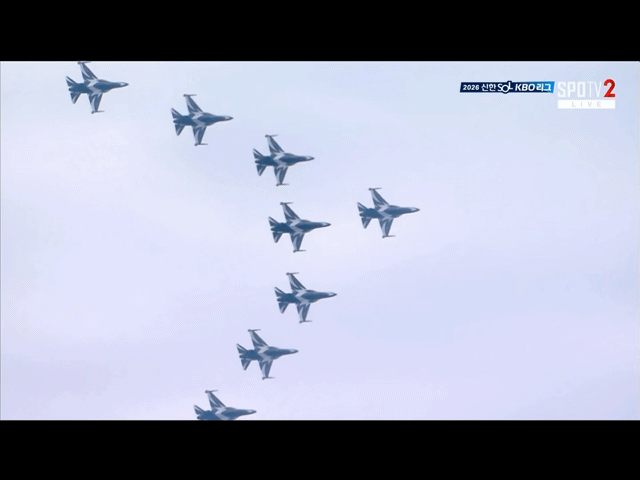 6日、大韓民国空軍特殊飛行チーム「ブラックイーグルス」の飛行の様子。 /映像=ティービング(TVING)提供