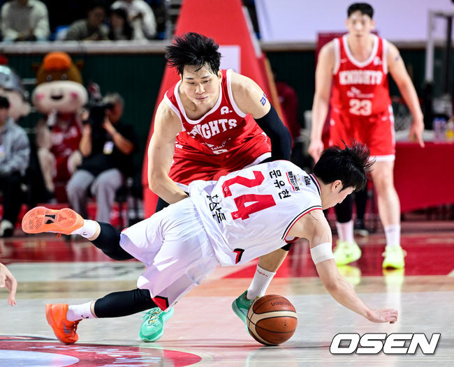 SK 안영준과 정관장 문유현의 2026년 1월 경기 장면