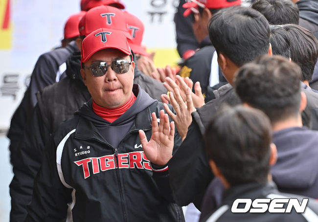 KIA 이범호 감독이 2026시즌 경기에서 선수들과 승리 후 하이파이브하는 모습
