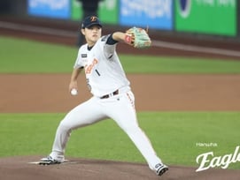 문동주의 시간이 멈췄다, '어깨통증→투구 중단' 韓 대표팀-한화 초비상 걸렸다