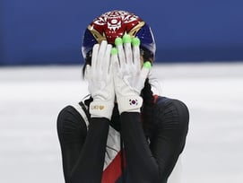 '눈물 펑펑' 심석희, '논란' 딛고 계주 '3번째 金'