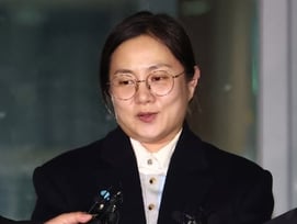 [속보] 박나래, 경찰 조사 후 귀가..주사이모·남친 질문엔 '침묵'