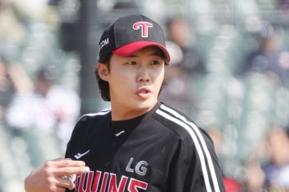 "晴天霹雳！' LG队在第9回合末因柳永灿受伤而OUT，在与斗山队进行的首场蚕室对决中获胜，但始终未能尽情欢笑 "林灿圭取得首胜-文宝京击出3支安打" [蚕室现场评论]