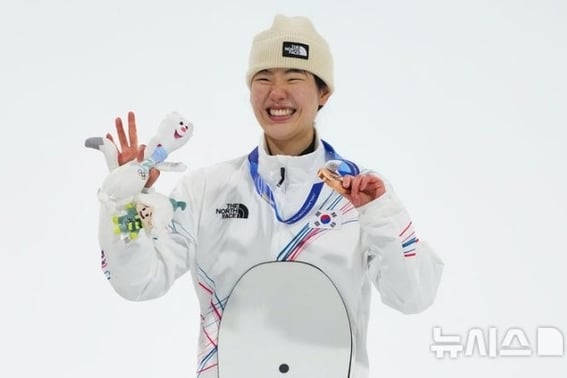 脚踝骨折，休息一年仍获得铜牌，女高中生刘承恩上演"感人故事" [米兰奥运会]