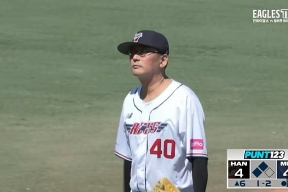 →"传说中的蝴蝶球手"连续出现四坏球上垒:抗议后三振出局，韩华队比赛中登场的"50岁韩国人"的身份是？