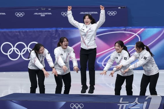 '女性リレー表彰式も感動' 決勝に出られなかった'お姉さん'から表彰台に上がった [ミラノオリンピック]