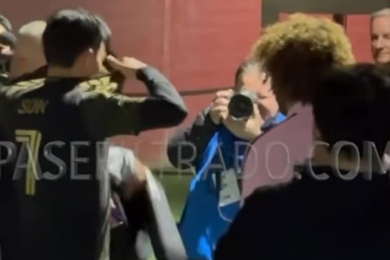 '両手を合わせて' ソン・フンミンのユニフォームを頼んだ選手、試合後にSONを待ってプレゼントを受け取った