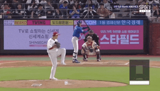 9회초 2사 1루에서 SSG 박민호의 초구가 구자욱의 몸 뒤쪽으로 날아들자 구자욱이 흥분하고 있다. /영상=티빙(TVING) 제공