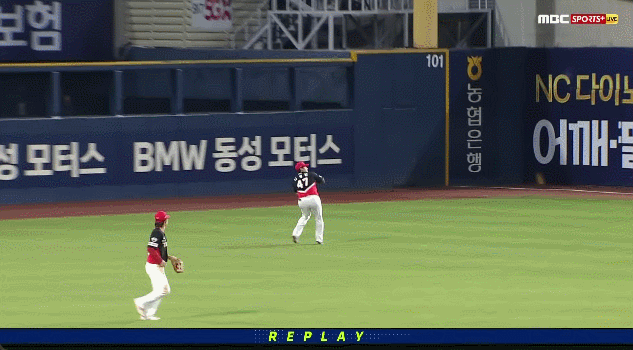 KIA 나성범이 17일 광주 NC전에서 3회 말 김성욱의 외야플라이 때 홈으로 송구하고 있다. /영상=티빙(TVING) 제공