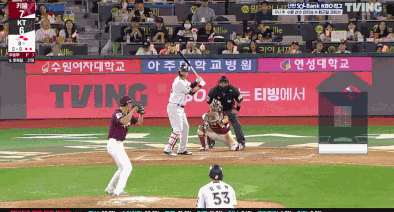 키움 유격수 김태진이 27일 수원 KT전 8회 말 2사 1, 2루에서 오재일의 타구를 잡아 아웃시키고 있다. /사진=TVING 제공