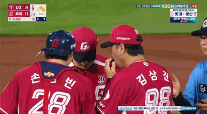 롯데 최준용(가운디)이 28일 부산 LG전에서 작전회의를 한 후 마운드를 내려가는 포수 손성빈(왼쪽)에게 "막아보자"고 하고 있다. /사진=TVING 제공