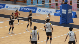 중앙여고 오세인이 지난 6일 충북 제천실내체육관에서 열린 2026 IBK기업은행배 전국중고배구대회 18세 이하 여자부 선명여고와 결승에서 공격을 시도했다. /사진=김동윤 기자
