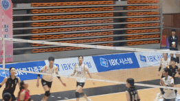 중앙여고 오세인이 지난 6일 충북 제천실내체육관에서 열린 2026 IBK기업은행배 전국중고배구대회 18세 이하 여자부 선명여고와 결승에서 공격을 성공시키고 파이팅을 외쳤다. /사진=김동윤 기자