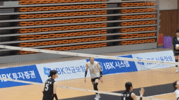 중앙여고 오세인이 지난 6일 충북 제천실내체육관에서 열린 2026 IBK기업은행배 전국중고배구대회 18세 이하 여자부 선명여고와 결승에서 공격을 성공시키고 파이팅을 외쳤다. /사진=김동윤 기자