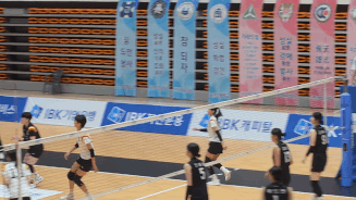 중앙여고 박서윤이 지난 6일 충북 제천실내체육관에서 열린 2026 IBK기업은행배 전국중고배구대회 18세 이하 여자부 선명여고와 결승에서 큰 키를 이용해 공격을 성공시키고 있다. /사진=김동윤 기자