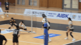 중앙여고 박서윤이 지난 6일 충북 제천실내체육관에서 열린 2026 IBK기업은행배 전국중고배구대회 18세 이하 여자부 선명여고와 결승에서 큰 키를 이용해 공격을 성공시키고 있다. /사진=김동윤 기자