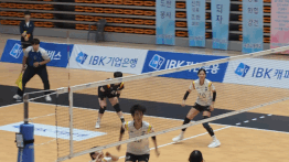 중앙여고 박서윤이 지난 6일 충북 제천실내체육관에서 열린 2026 IBK기업은행배 전국중고배구대회 18세 이하 여자부 선명여고와 결승에서 큰 키를 이용해 블로킹을 성공시키고 있다. /사진=김동윤 기자