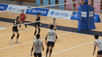 중앙여고 김미주(19번)가 지난 6일 충북 제천실내체육관에서 열린 2026 IBK기업은행배 전국중고배구대회 18세 이하 여자부 선명여고와 결승에서 오세인(1번)과 오픈 공격을 성공시키고 있다. /사진=김동윤 기자