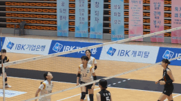 중앙여고 김미주(19번)가 지난 6일 충북 제천실내체육관에서 열린 2026 IBK기업은행배 전국중고배구대회 18세 이하 여자부 선명여고와 결승에서 박강빈(10번)과 오픈 공격을 시도하고 있다. /사진=김동윤 기자