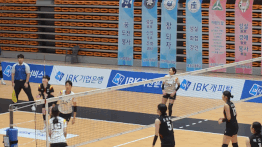 중앙여고 김미주(19번)가 지난 6일 충북 제천실내체육관에서 열린 2026 IBK기업은행배 전국중고배구대회 18세 이하 여자부 선명여고와 결승에서 박서윤(12번)과 A속공을 성공시키고 있다. /사진=김동윤 기자