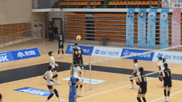 중앙여고 김미주(19번)가 지난 6일 충북 제천실내체육관에서 열린 2026 IBK기업은행배 전국중고배구대회 18세 이하 여자부 선명여고와 결승에서 정다운(14번)과 A속공을 성공시키고 있다. /사진=김동윤 기자