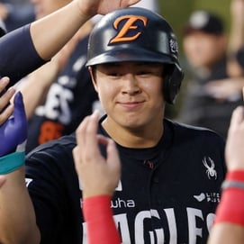 "지난해까진 어리숙했는데" 캡틴도 인정한 2025 한화, 3번째 8연승... 하늘마저 돕는다