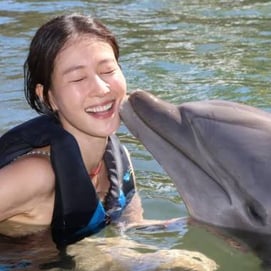 이현이, 40세 돌고래랑 뽀뽀 인증했다..27만 원짜리 사진 &#034;덜덜덜&#034;