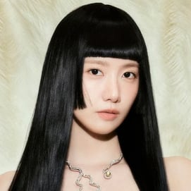 괜히 &#39;레전드 센터&#39;가 아니다..윤아, 긴머리 파묻혀도 살아남은 모태미녀