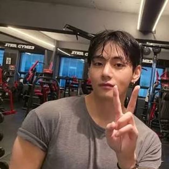 또 벌크업..방탄소년단 뷔, 티셔츠 찢어질 듯한 근육 인증