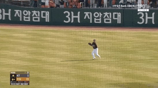 강백호가 김민혁의 포구를 슬라이딩해 막아내고 있다. /영상=티빙(TVING) 제공