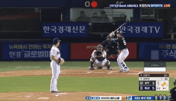 신본기에게도 빠른공으로 삼진을 잡아내는 김택연. /영상=티빙(TVING) 제공