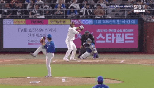 이어 2구 빠른공이 한유섬의 몸을 강타하고 있다. /영상=티빙(TVING) 제공