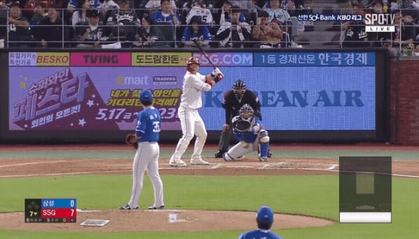 7회말 한유섬의 타석에서 삼성 이승민의 1구가 몸쪽으로 향하고 있다. /영상=티빙(TVING) 제공