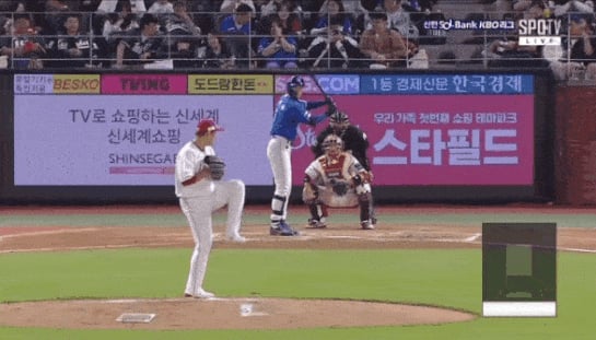 9회초 2사 1루에서 SSG 박민호의 초구가 구자욱의 몸 뒤쪽으로 날아들자 구자욱이 흥분하고 있다. /영상=티빙(TVING) 제공