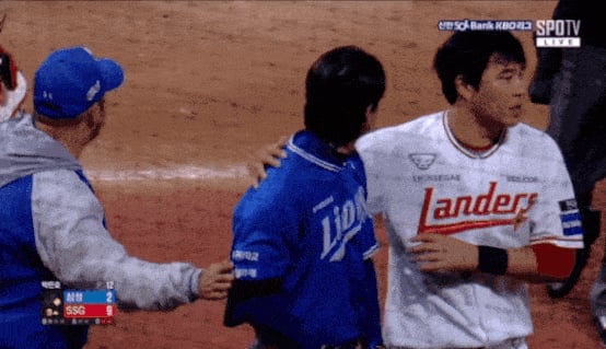 흥분한 구자욱을 말리고 있는 한유섬. /영상=티빙(TVING) 제공