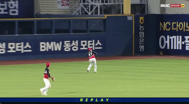 KIA 나성범이 17일 광주 NC전에서 3회 말 김성욱의 외야플라이 때 홈으로 송구하고 있다. /영상=티빙(TVING) 제공
