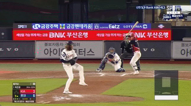 KIA 박찬호가 23일 사직 롯데전에서 7회 초 루킹 삼진을 당하고 있다. /영상=티빙(TVING) 제공
