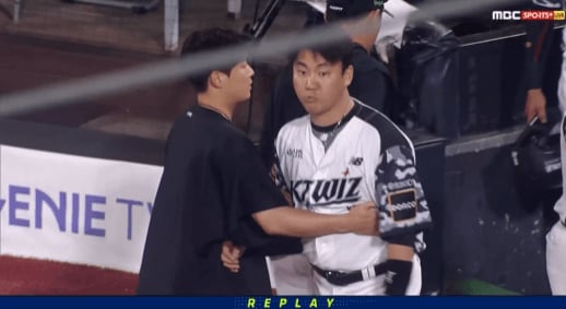 9회초 한화의 공격을 앞두고 중계화면에 잡힌 화가 난 KT 장성우와 사과의 뜻을 전하는 한화 류현진. /영상=티빙 제공