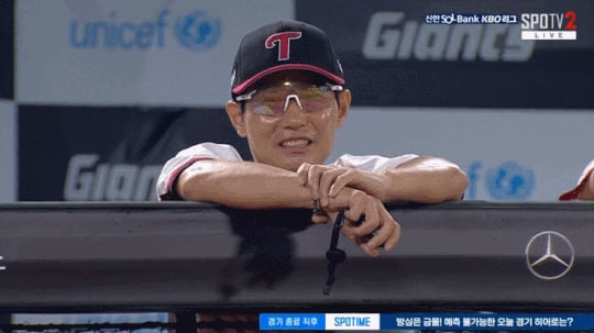 염경엽 LG 감독이 25일 사직 롯데전에서 연장 11회 초 투수 정우영이 타석에 들어서자 미소를 짓고 있다. /영상=티빙(TVING) 제공