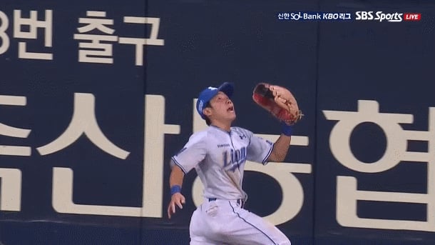 삼성 김지찬이 정훈의 타구를 어렵게 잡아냈다. /영상=TVING(티빙) 제공
