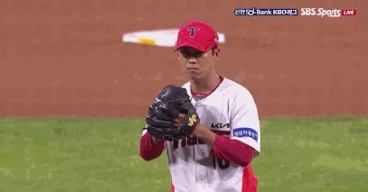 KIA 유승철이 지난해 야마모토 요시노부와 유사한 투구폼을 선보이고 있다. /영상=TVING(티빙) 제공